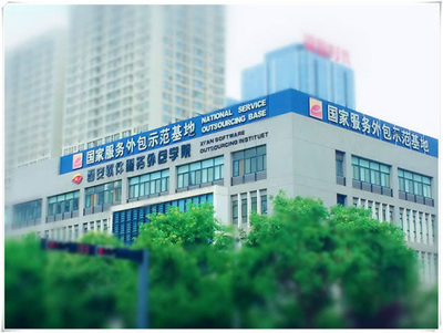 學生就業的夢工廠 產業發展的助推器 軟件外包服務的雙重角色